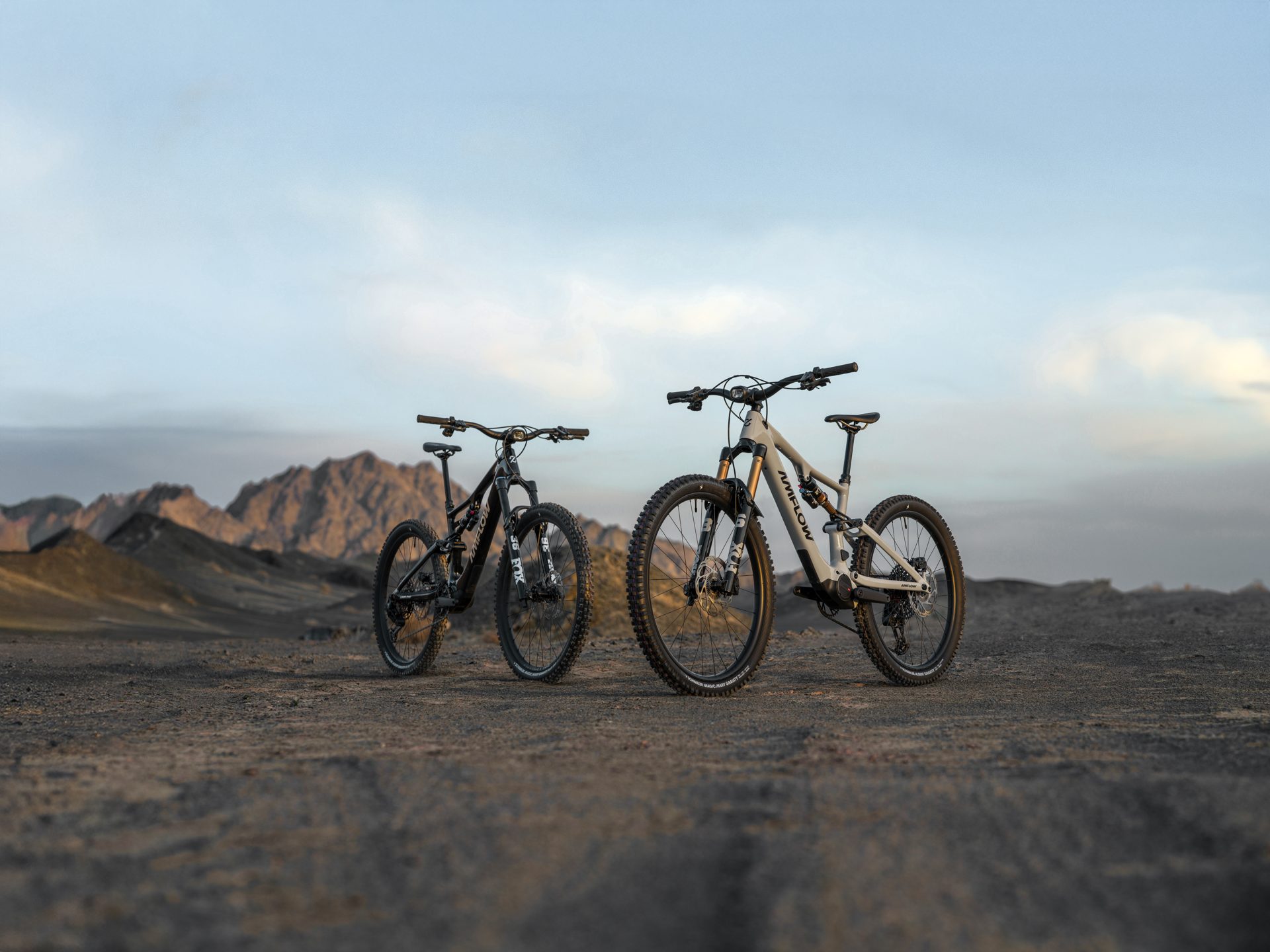 Gama AMFLOW PX y PR Carbon 2026 en paisaje de montaña
