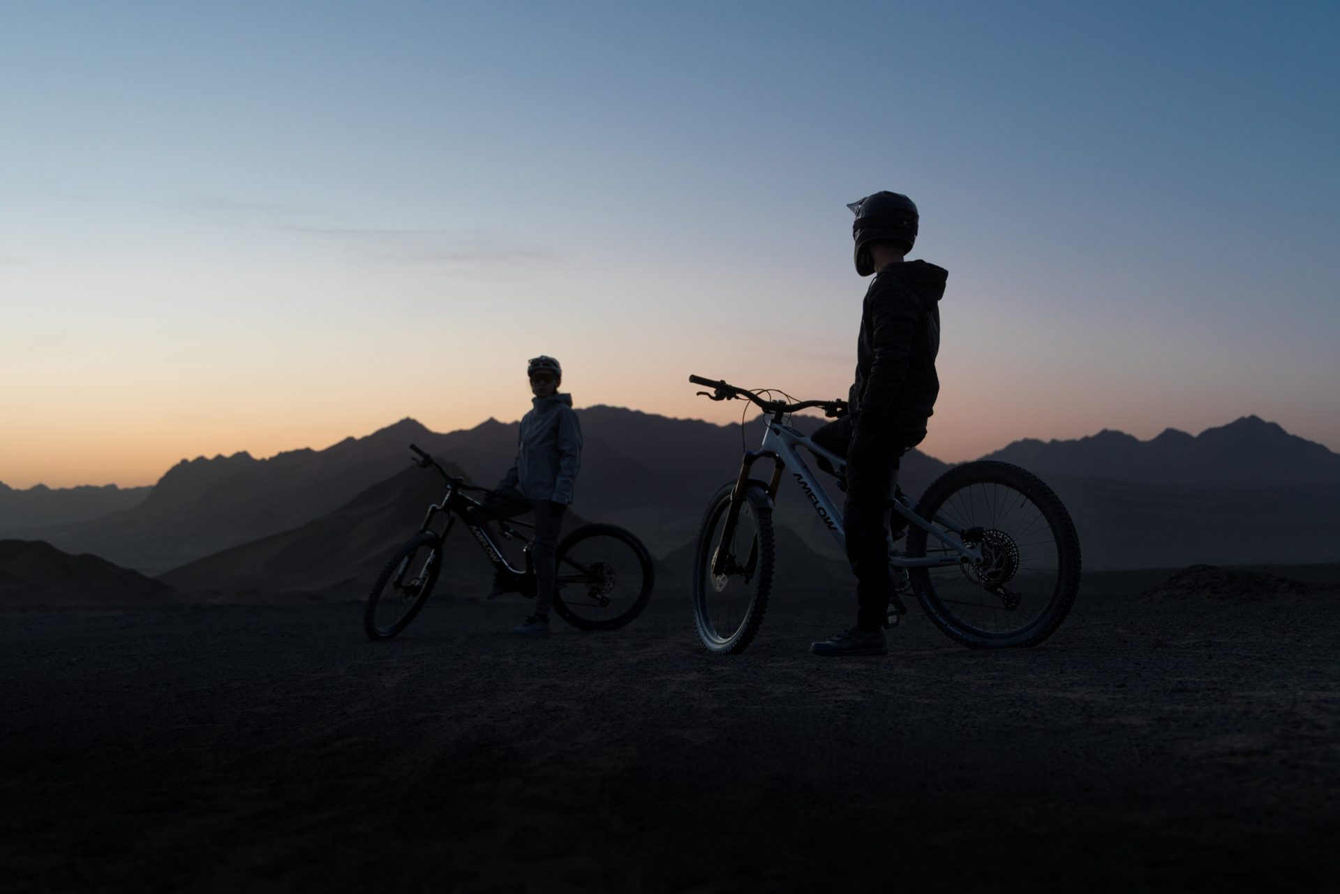 Rider con AMFLOW e-bike en la montaña al atardecer