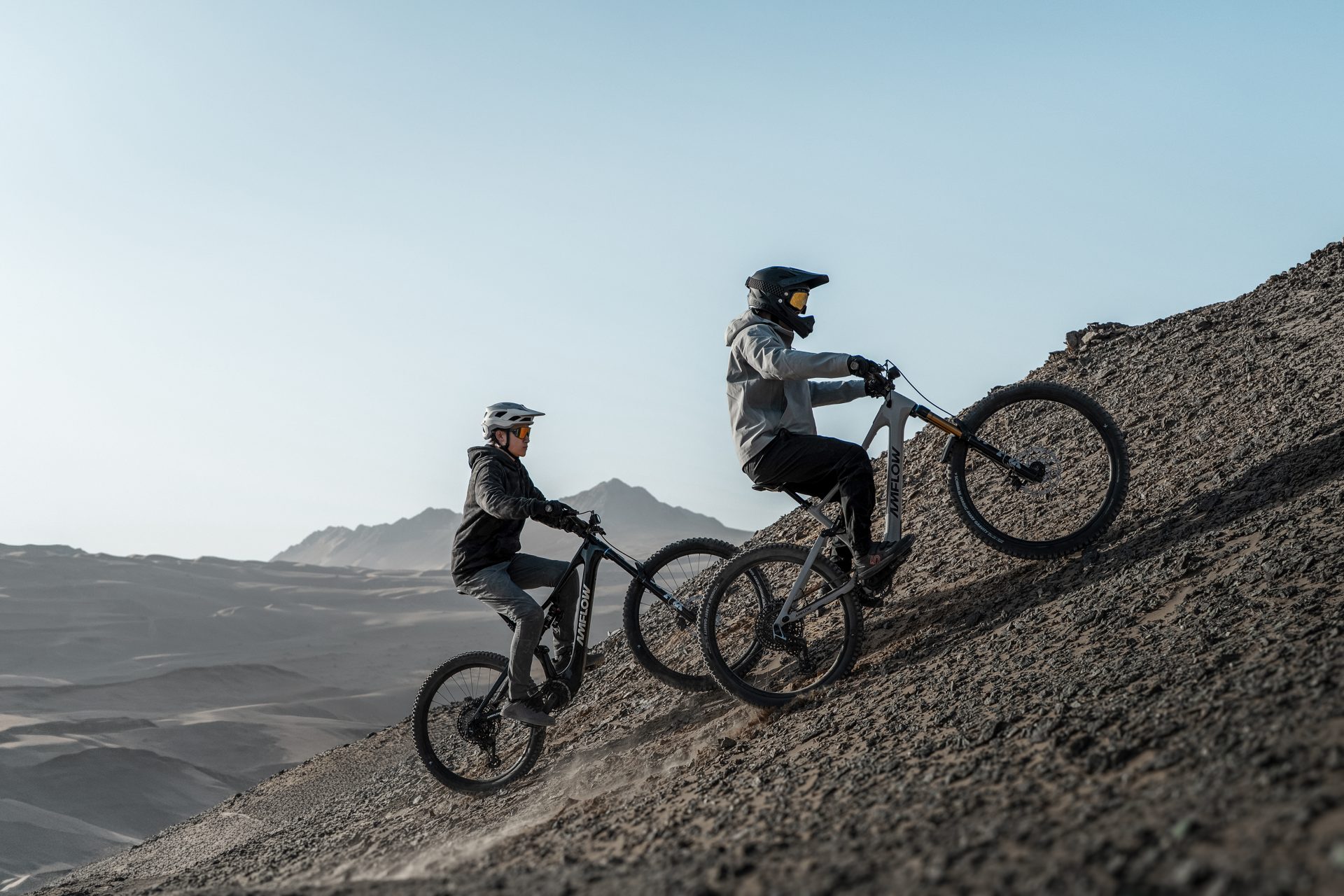 Dos riders subiendo con asistencia AMFLOW DJI Avinox