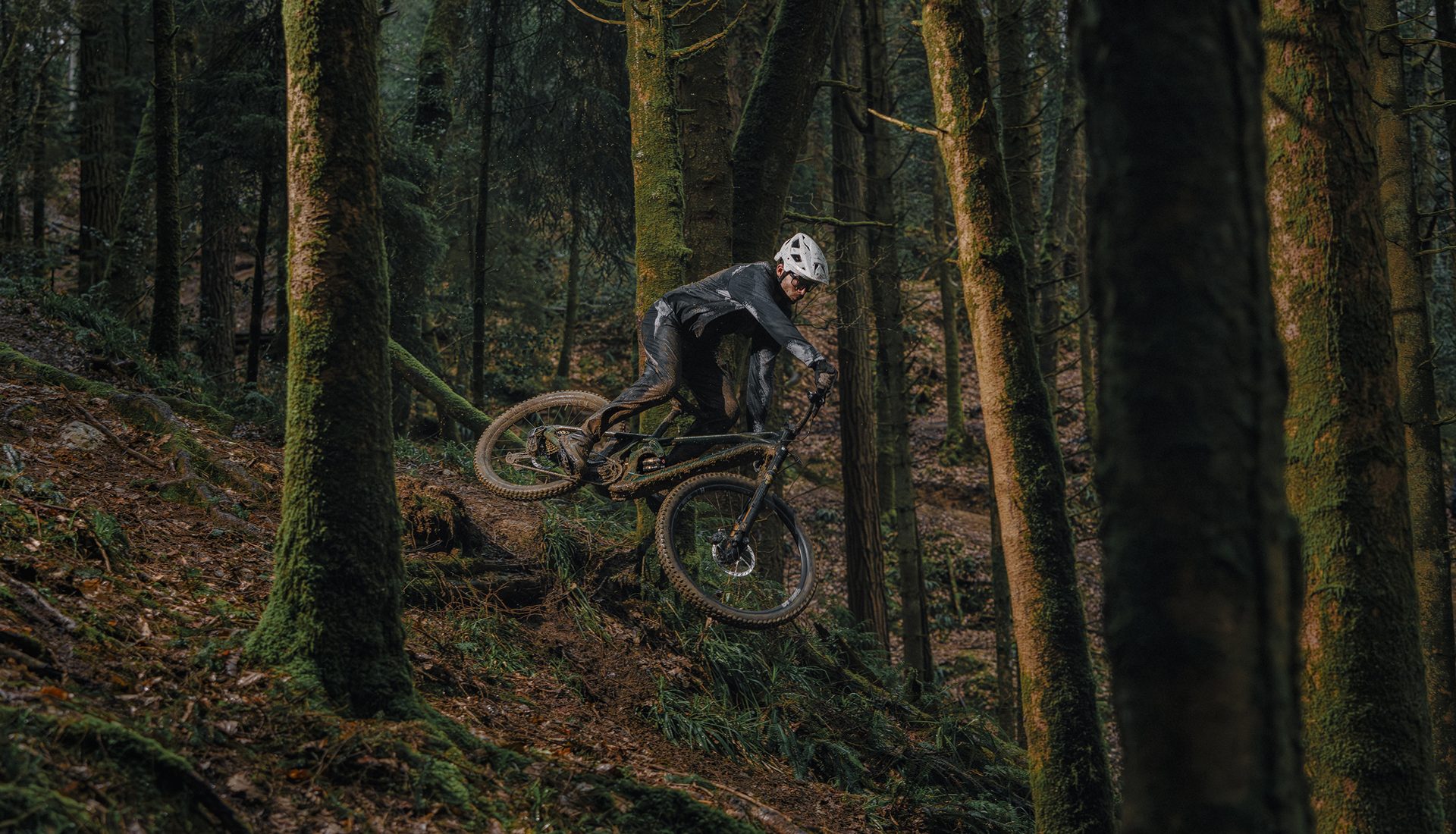 Rider saltando con la Mondraker Zendit 2026 en el bosque